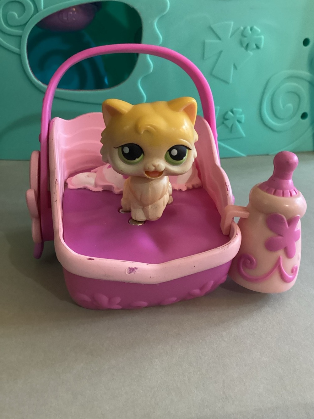 Littlest Pet Shop Yum Yum Magic Motion Kitty with Bed and Bottle